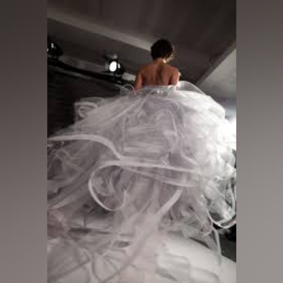 ◇$12,990 OSCAR DE LA RENTA CLOUD BLUE TULLE RUNWAY GOWN US 2 S - Picture 4 of 16